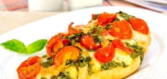 Куриное филе, запеченное с помидорами и Моцареллой