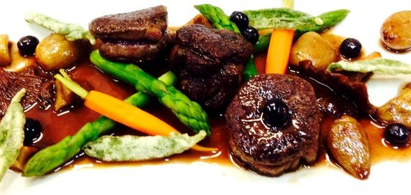 Запеченная вырезка оленины с винным соусом