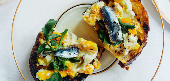 Кростини с яйцом и анчоусами