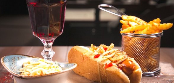 Хот-дог Лакки Лучано с салатом коул слоу и луком фри