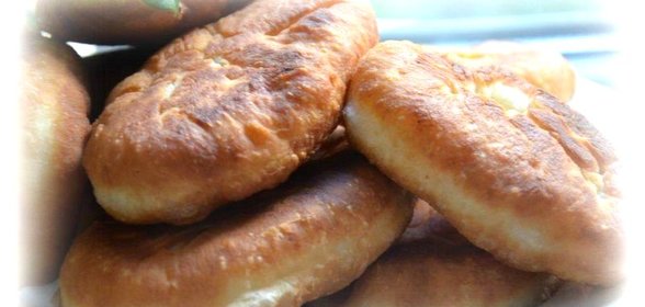 Пирожки жареные с тушеной капустой