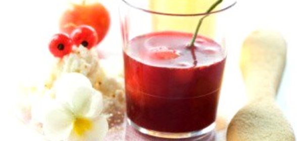 Компот из свежих яблок и вишен