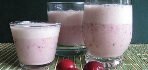 Молочный коктейль с черешней