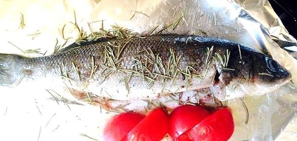 Сибас, запеченный с томатами