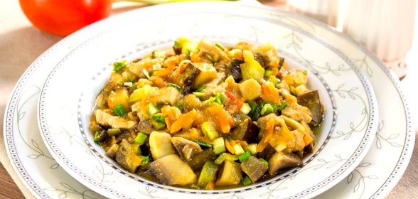 Свинина, тушенная с овощами и грибами