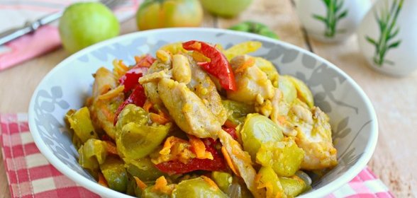 Зеленые помидоры жареные на сковороде с курицей и овощами