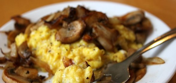 Яичница с шампиньонами