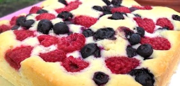 Сметанный пирог с ягодами