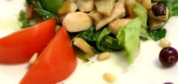 Зеленый салат с курицей и белыми грибами