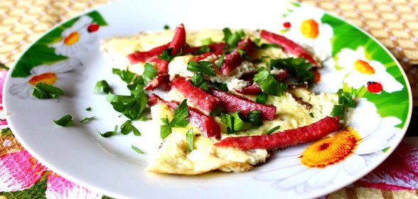 Омлет с копчёной колбасой и зеленью