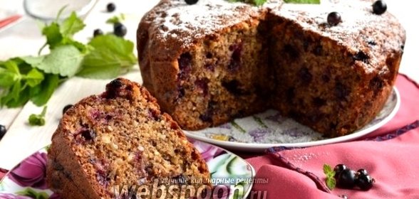 Ореховый пирог с чёрной смородиной