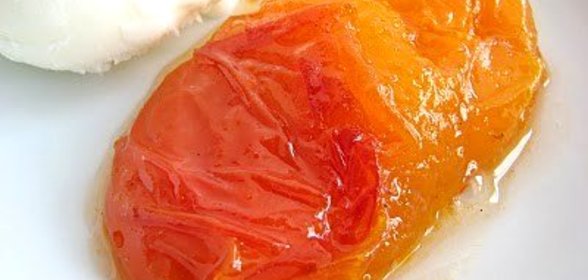 Абрикосы в ромашковом сиропе со сметанным мороженым