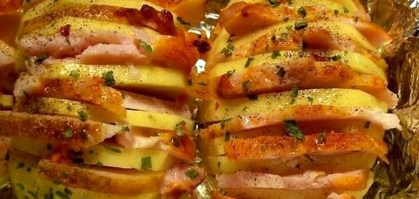 Печеная картошка-гармошка с беконом