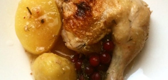 Запеченная курица с клюквой и укропом