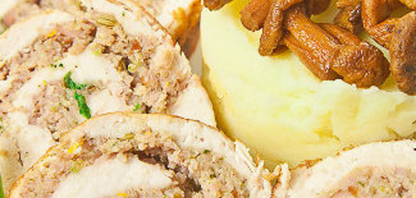 Рулет из курицы с картофельным пюре и лисичками