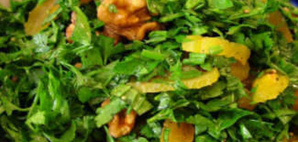 Салат из зелени с курагой и грецкими орехами