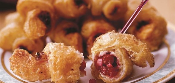 Рулетики с брусникой и козьим сыром