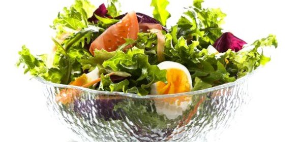 Салат из листьев одуванчика с помидорами черри