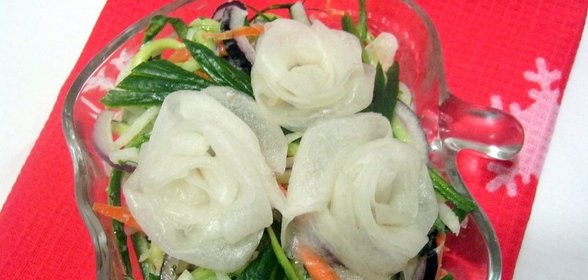 Салат из свежих овощей Белые розы