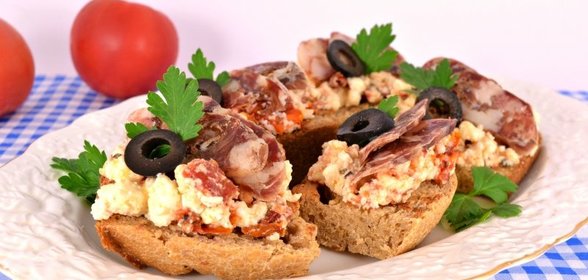 Бутерброды с брынзой, вялеными помидорами и сыровяленой колбасой