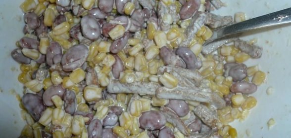 Салат за минут 5 с кириешками и кукурузой