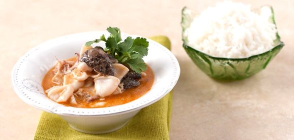 Кальмары в кокосовом соусе с жасминовым рисом