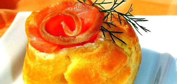 Профитроли с красной рыбой
