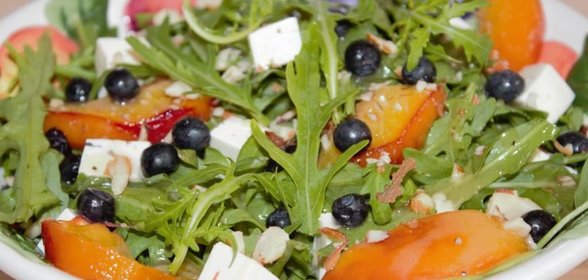 Салат из рукколы с черникой и персиком