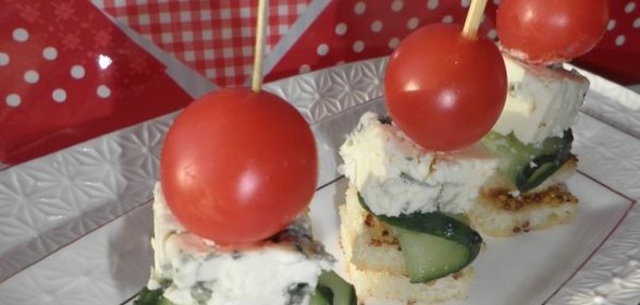 Канапе с голубым сыром и черри