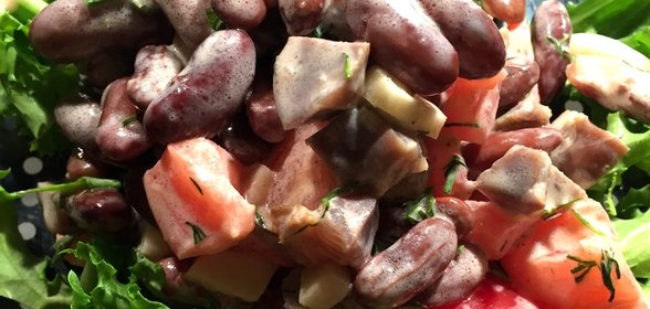 Салат с куриными желудками и фасолью