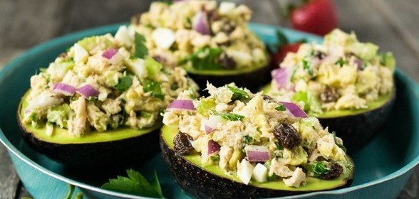 Авокадо, фаршированный тунцом