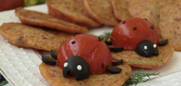 Помидорные оладушки с фетой и маслинами