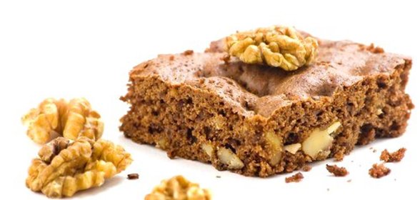 Быстрый песочный торт с орехами и изюмом
