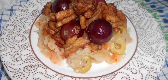 Теплый салат из винограда, свинины и кислой капусты