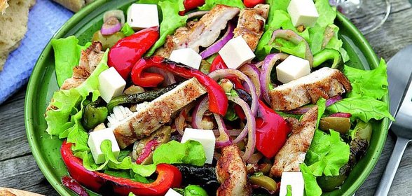 Теплый средиземноморский салат с курицей
