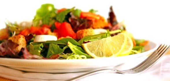 Салат из шпината и помидоров с лимоном