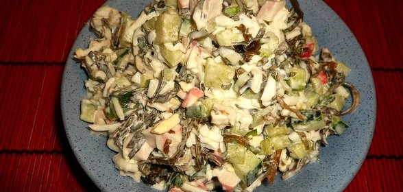 Салат нежный с крабовым мясом и морской капустой
