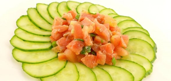 Салат с семгой и помидорами