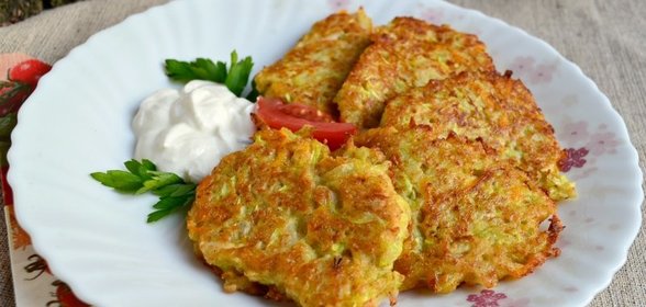 Кабачковые оладьи с морковью и овсяными хлопьями