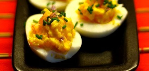 Фаршированные яйца с горчицей и зеленым луком
