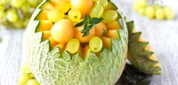 Фруктовый салат из дыни и винограда