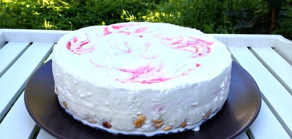 Ленивый торт-мороженое с фундуком и красной смородиной