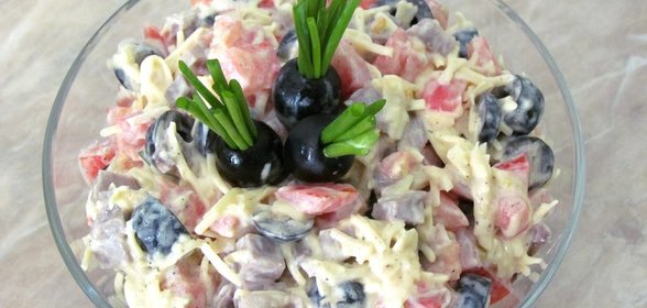 Салат с языком, помидорами и сыром