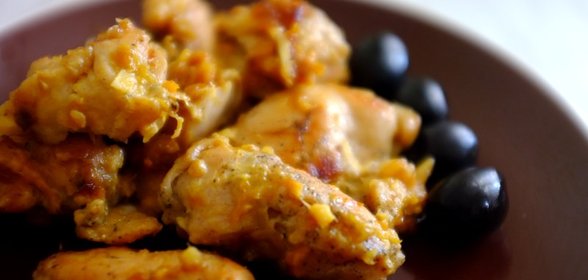 Курица, тушеная с курагой и корнем имбиря