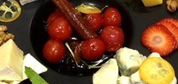 Сырная тарелка с медовыми черри