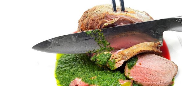 Баранья нога с зеленым соусом