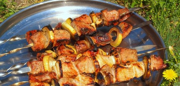 Шашлык из говядины с горчицей и гранатовым соусом