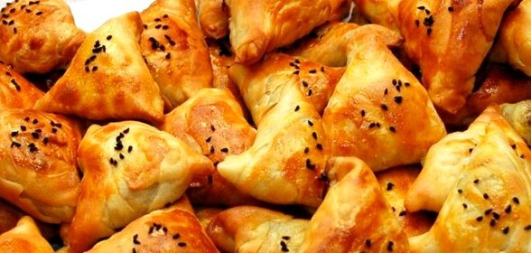 Самса из слоеного теста с мясом