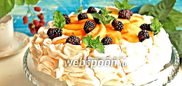 Десерт «Павлова» с персиками и ежевикой