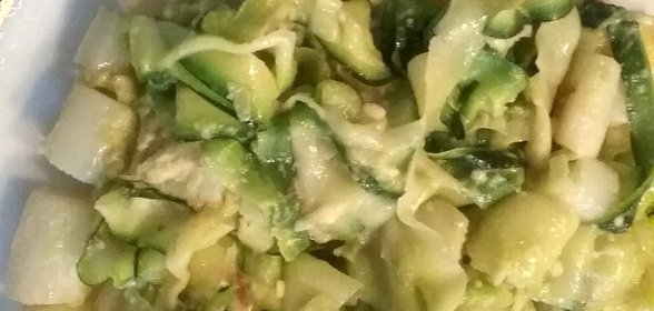 Лапша из цукини со спаржей и кремом из авокадо